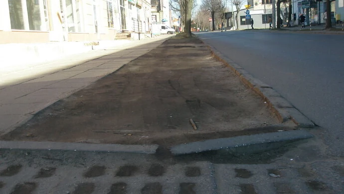 Kierowcy zniszczyli trawnik przy Młynarskiej