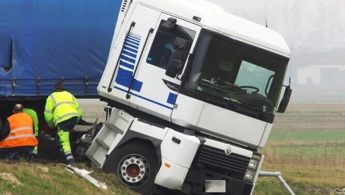 TIR zsunął się z krajowej "ósemki"