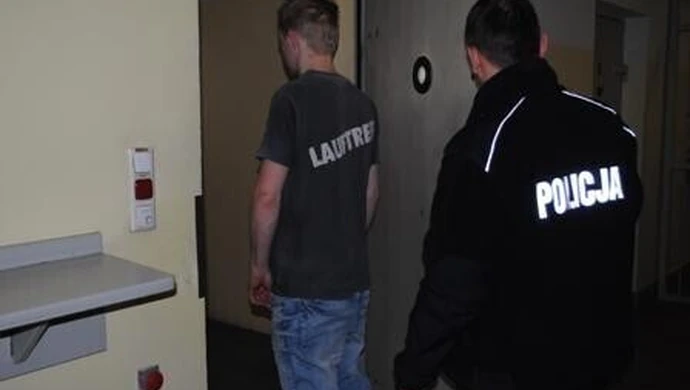 Kopał kobietę i krzyczał, aby opuściła auto