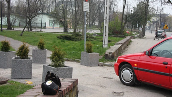 Zagrodzili drogę donicami. Gdzie zaparkują urzędnicy?