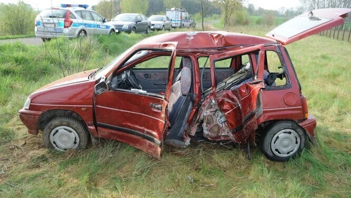 Zjechała na pobocze i uderzyła w drzewo