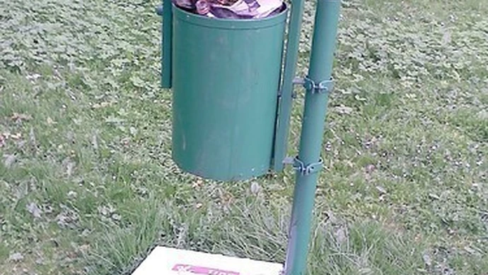 Przepełnione kosze, setki petów w miejskim parku