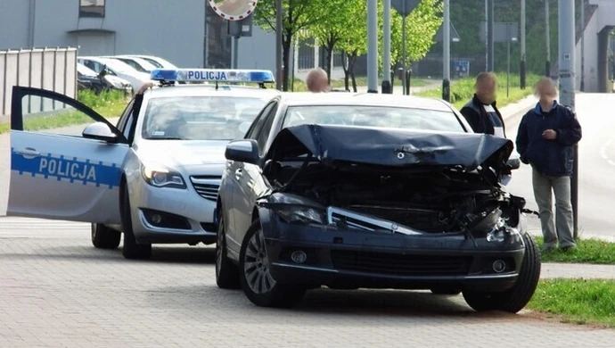 Mercedes uderzył w przyczepę