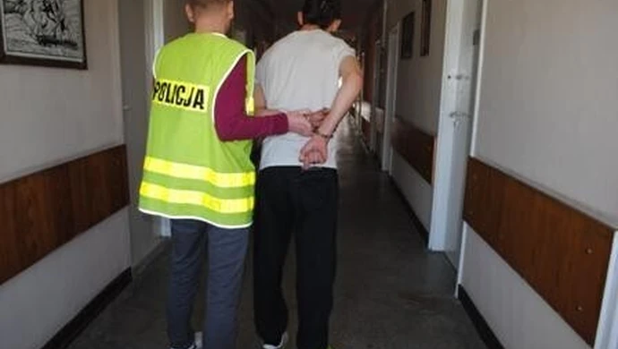 Żądali telefonu i grozili pobiciem