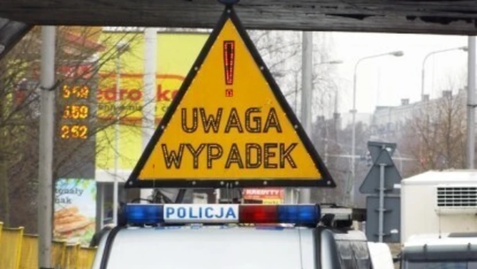 Motocyklista wyprzedzał transportera &#8211; zginął na miejscu