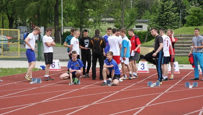 Lekka atletyka na miejskim stadionie 