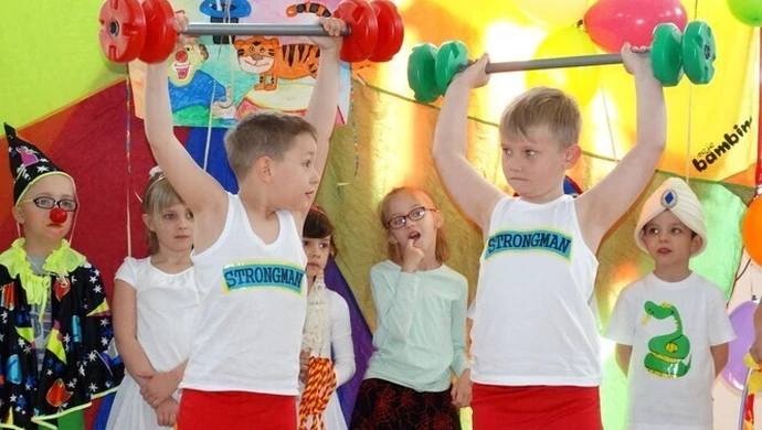 Cyrkowe wygłupy przedszkolnej trupy