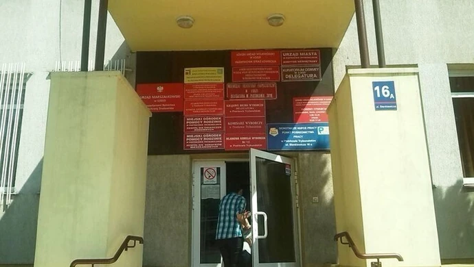 Dlaczego brakuje tabliczki?