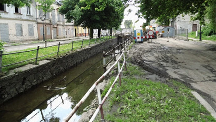 Problemy przy budowie mostu na Strawie