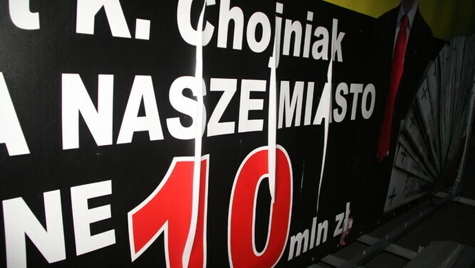Kto zniszczył baner?