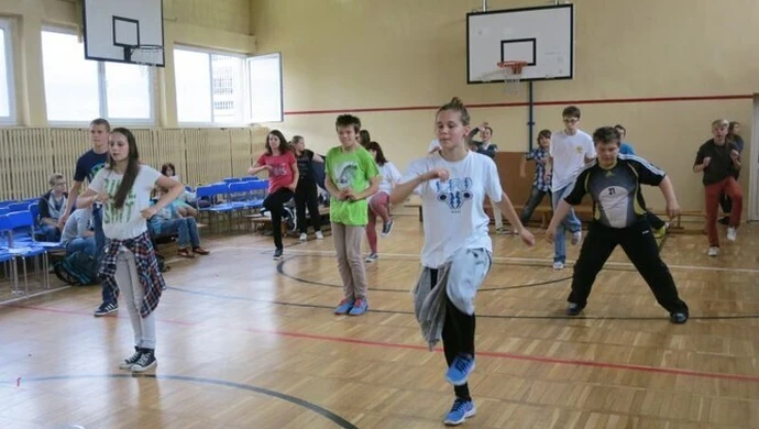 Tablica trafiła do gimnazjalistów z Piotrkowa