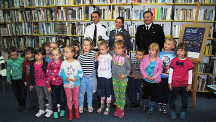 Policjanci, strażacy oraz strażnicy miejscy czytali przedszkolakom z Piotrkowa