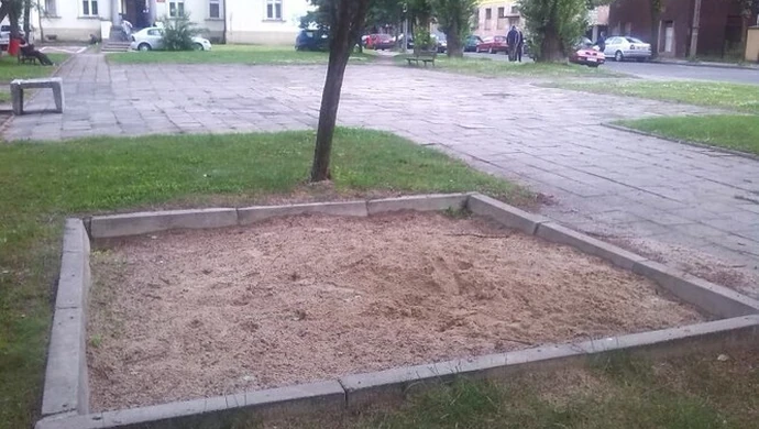 Piaskownica czy betonowy grób?