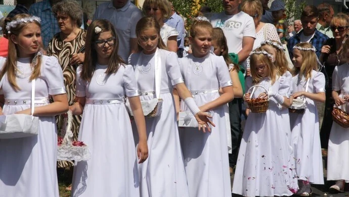 Dzieci sypią kwiaty - Boże Ciało w Piotrkowie 