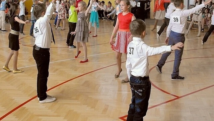 45 par rywalizowało na parkiecie