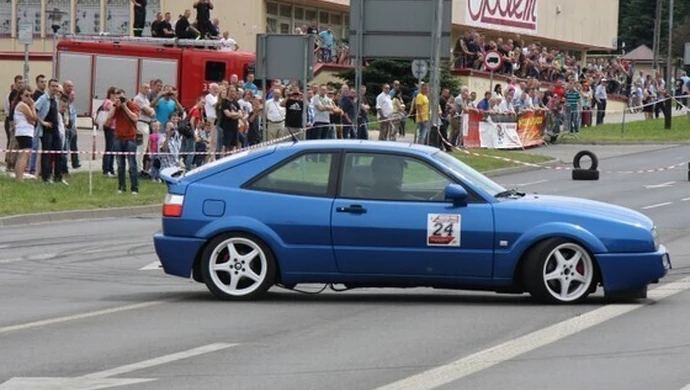 Szybkie samochody, pisk opon, aplauz publiczności