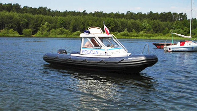 Uratowali mężczynę dryfującego po Zalewie Sulejowskim