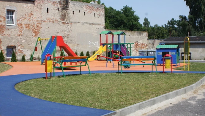 Plac zabaw czy cukierki na pikniku?