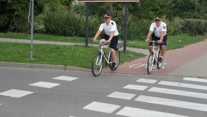 Strażnicy miejscy na rowerach patrolują miasto