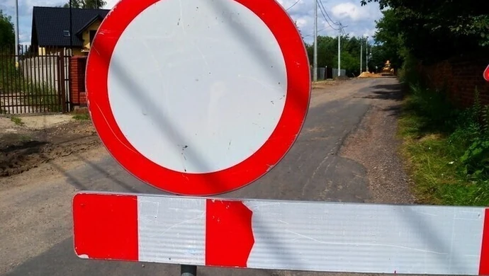 Zamykają drogę powiatową Rozprza - Lubień