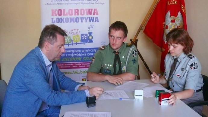 Harcerze i dzieci z Oratorium w projekcie "Kolorowa Lokomotywa" 