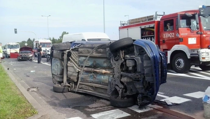Wypadek na piotrkowskim skrzyżowaniu. Ranne trzy osoby