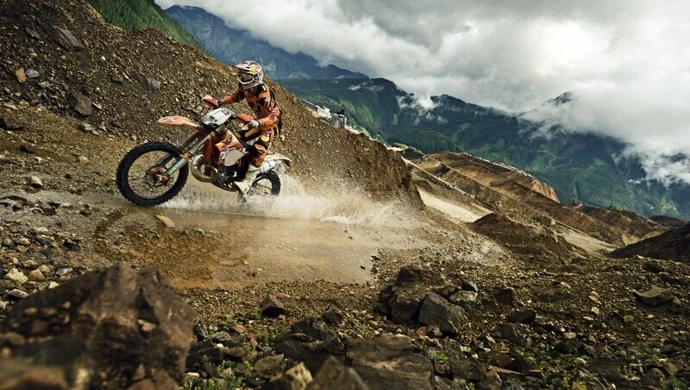 Na motorach po terenie kopalni