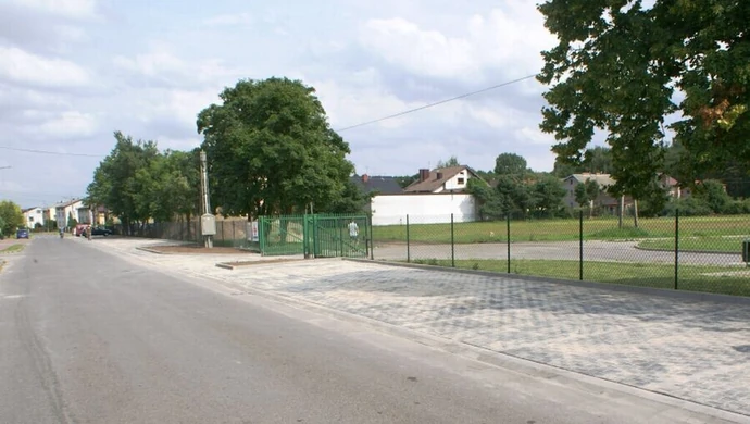 Więcej miejsc parkingowych i chodników