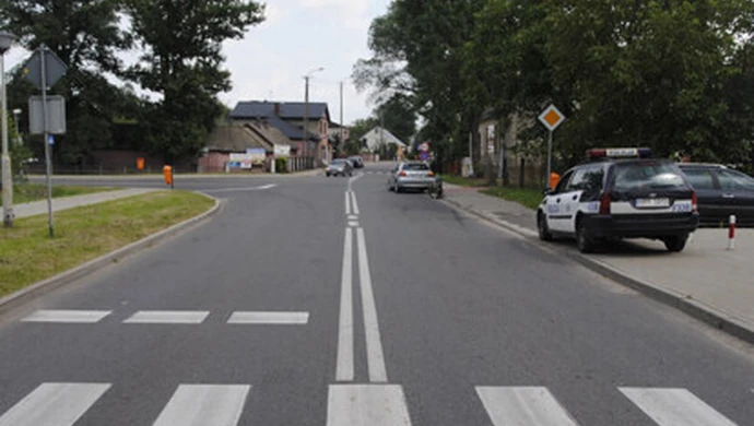 Wjechał samochodem w barierki i uciekł