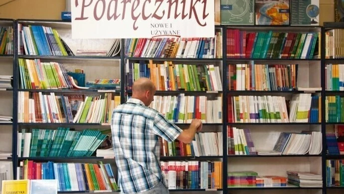 Kto powinien recenzować szkolne podręczniki? 