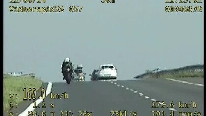 Motocyklowy pirat szalał na drodze