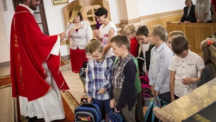 Poświęcili plecaki