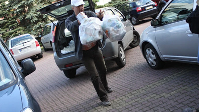 Grzegorz Sowa wyrzucił śmieci przed Urzędem Miasta