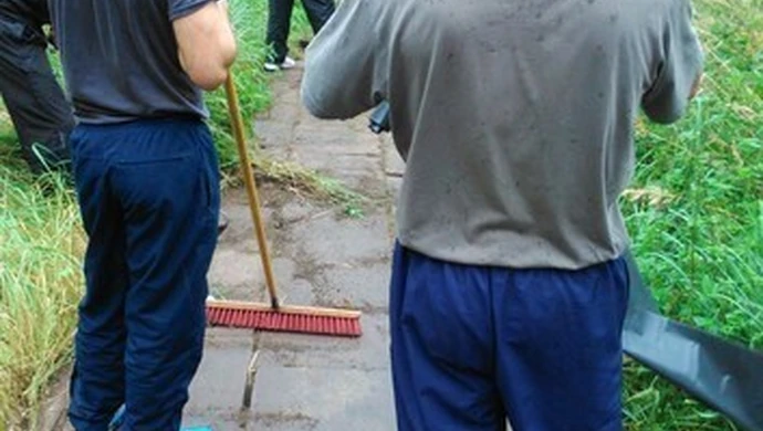 Osadzeni z piotrkowskiego Aresztu sprzątali żydowski cmentarz 