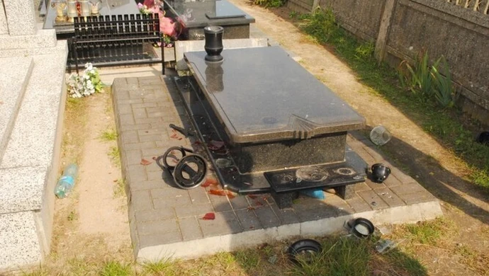 Nastolatek zniszczył 13 nagrobków 