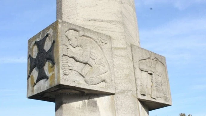 Kto zadba o pomnik w Polichnie?