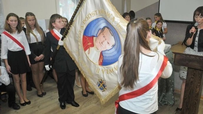 Mają patrona, mają sztandar – wielkie święto w podstawówce w Gazomi 