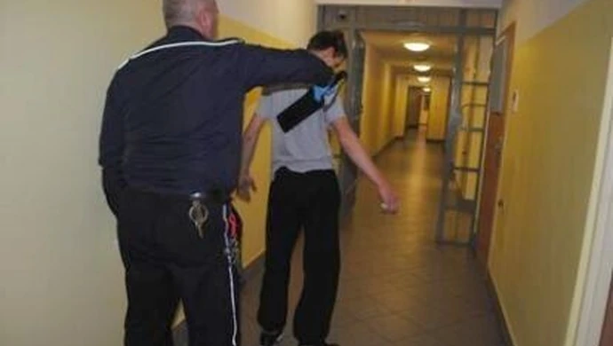 W piwnicy znaleźli torebki z białym proszkiem 