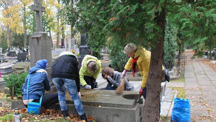 Jesienne sprzątanie grobów podczas akcji "Płomyk pamięci"