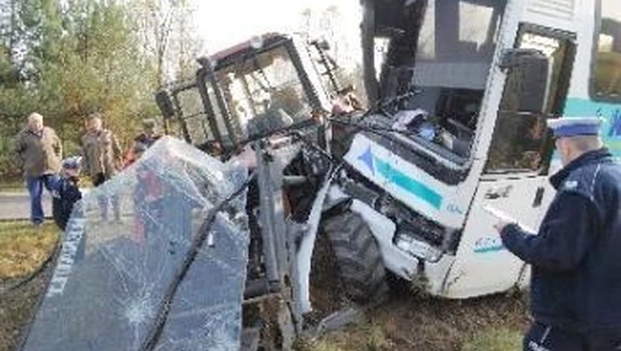 Zderzenie autobusu z traktorem. Ranna 10-latka