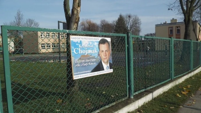 Rozwieszają plakaty na szkolnych płotach