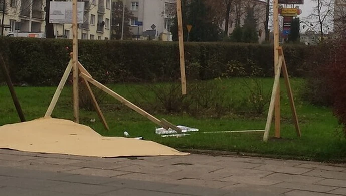 W Piotrkowie zniszczono tablice wyborcze