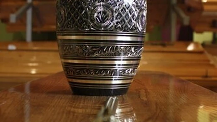 Pozostaje po nas garstka prochu