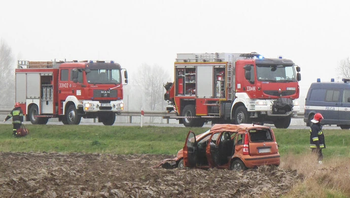 Fiat dachował na krajowej &#8222;jedynce&#8221;