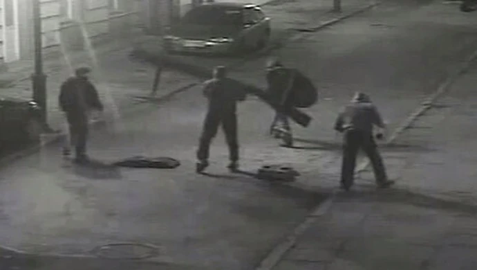 Mieli dobry nastrój, więc rzucali drogową zaporą