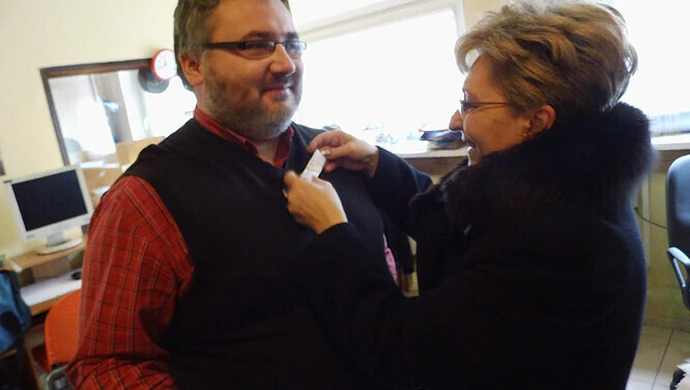 Biała wstążka w Piotrkowie – Elżbieta Radziszewska w kampanii przeciwko przemocy wobec kobiet