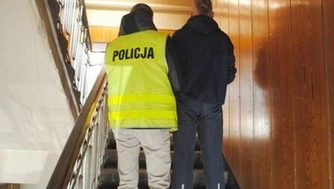 Dostał w głowę butelką, szkłem poprzecinali mu rękę 