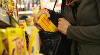 Pijana 13-latka chciała ukraść whisky