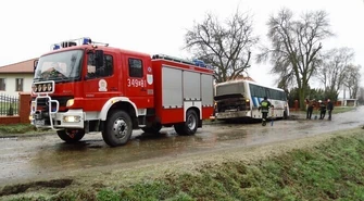 Tir, autobus i kilka osobówek w rowie