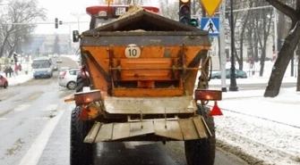 Posypują piaskiem czarne jezdnie?